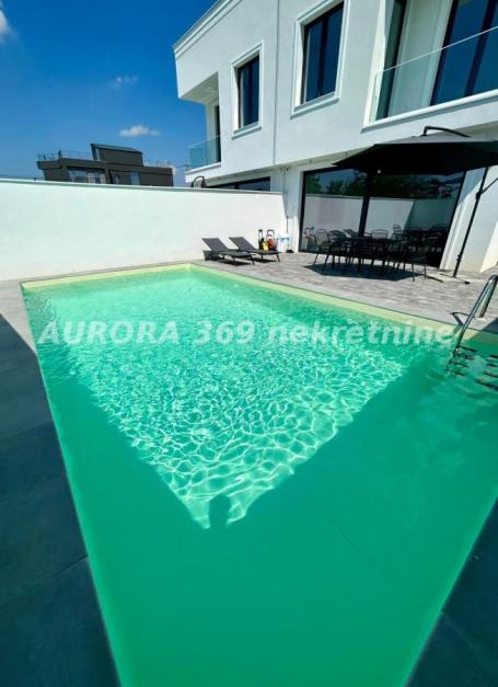 LUX VILA SA BAZENOM TATARSKO BRDO, NOVI SAD