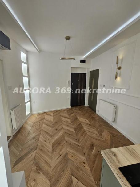 RETKO! NOVI SAD, CENTAR, STARI GRAD. MALI JEDNOSOBAN SALONAC