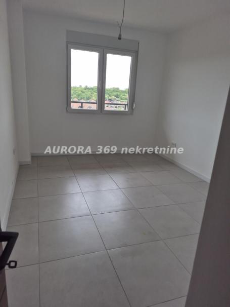 IRIG, USELJIV, NOVOGRADNJA, MOŽE KREDIT, DVOIPOSOBAN 62m2 i PARKING, ODLIČNA INVESTICIJA
