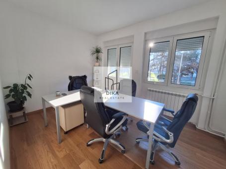 Poslovni prostor, pogled na Hram, 67m²