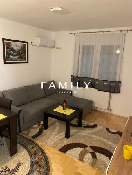 Izdaje se stan od 40m² sa parkingom, po ceni od 450€ mesečno. 