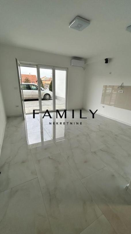 IZDAJE SE POSLOVNI PROSTOR – 28 m², Veternik