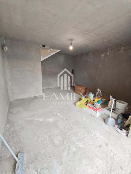 Garaža koja je nameski pravljena da bude garsonjera - 25 m², Veternik, Novi Sad