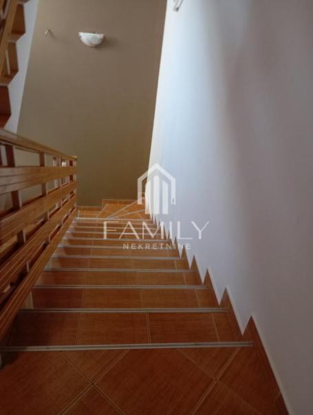 Izdaje se: Komforan dvosoban stan sa odvojenom kuhinjom i terasom (60m²) mirni deo grada, Novi Sad, 