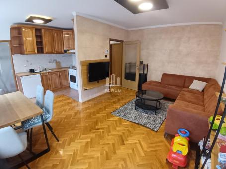 Izdavanje – dvosoban stan, Adamovićevo naselje