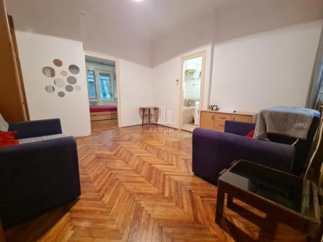 Salonski stan za renoviranje u srcu Starog Grada, Novi Sad