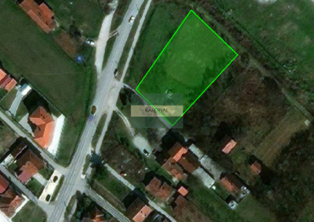 Parcela od 20 ari pored glavnog puta sa strujom i vodom!