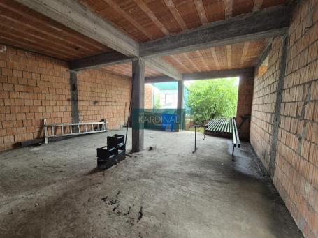 Plac sa započetim objektom u industrijskoj zoni