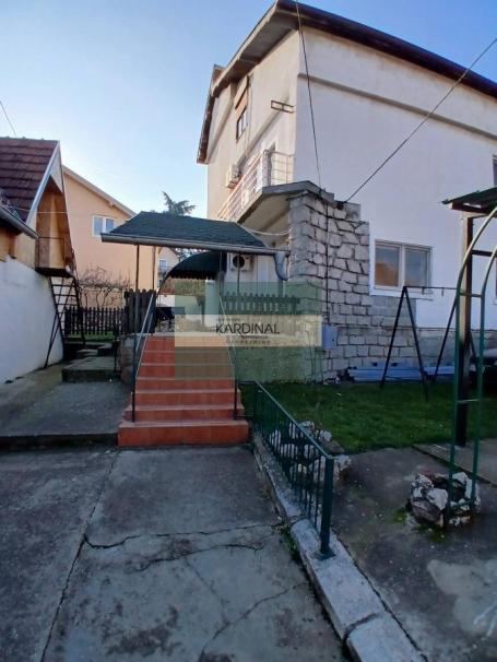 Prodaju se dve kuće u naselju Jabučar (Aerodrom)