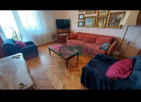 Lep trosoban stan u strogom centru grada