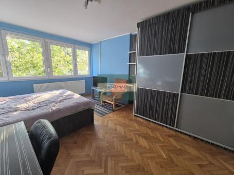 Top ponuda, renoviran, trosoban stan na drugom spratu u centru!