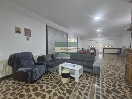 Impozantna porodična kuća od 450 m² na placu od 10,3 ari – Vinorača, Jagodina