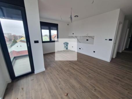 Nov, useljiv stan sa krovnom terasom od 50m2!