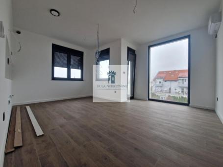Nov, useljiv stan sa krovnom terasom od 50m2!