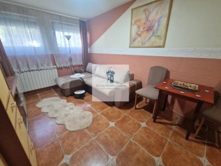 Nameštena garsonjera na traženoj lokaciji! Odmah useljiv!