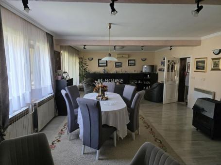 Porodična kuća kod Ekonomske škole!