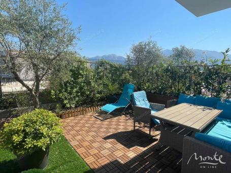 Dvosoban apartman pored mora sa parkingom i privatnim vezom u Djuraševićima, Tivat