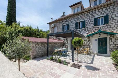 Renovirana kamena kuća s pogledom na more u Đurićima, Boka Kotorska