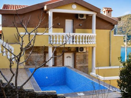 Kuća sa bazenom i pogledom na more u Lepetanima (Opatovo), Tivat