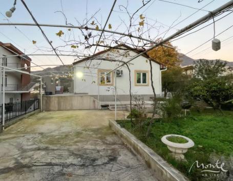 Kuća sa pogledom na more i potencijalom za mini-hotel u Dobroj Vodi, Bar