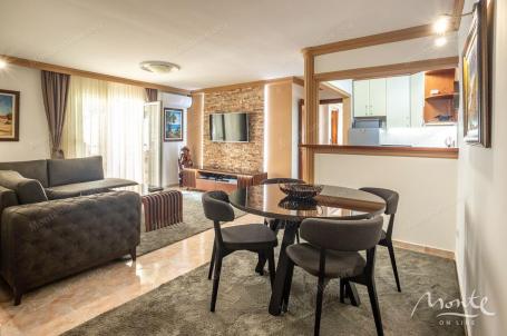 Prostran apartman sa 2 spavaće sobe i dvije terase u centru Budve