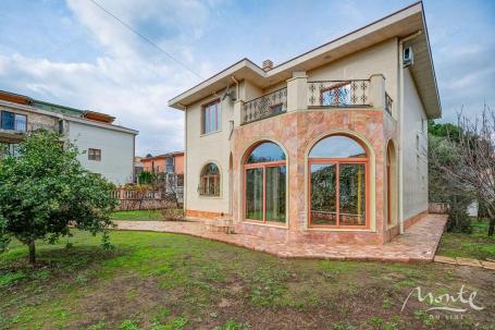 Luksuzna vila u Radovićima, Luštica