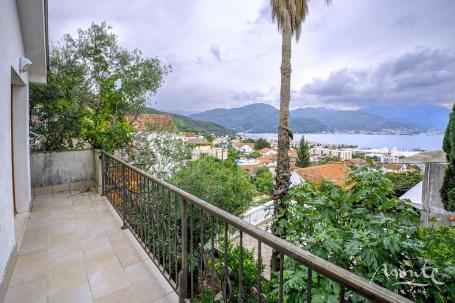 Prostrana kuća s pogledom na more u Bijeloj, Herceg Novi