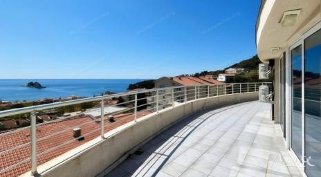 Prostran stan sa 3 spavaće sobe i pogledom na more u kompleksu sa bazenom, Petrovac