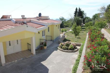 Hitna prodaja - Prostrana kuća s voćnjakom i panoramskim pogledom na more, Dobra Voda
