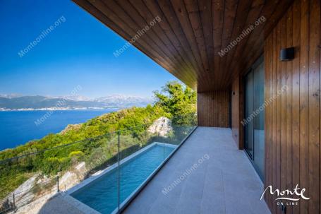 Vila s bazenom na poluotoku Luštica – harmonija prirode i panoramskog pogleda na more