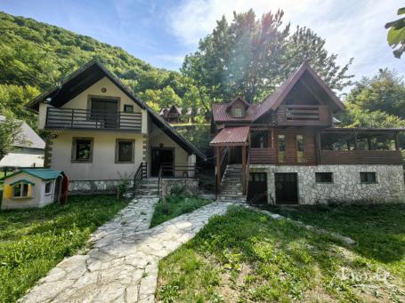 Jedinstveni kompleks od dvije kuće sa garažom i rekreacijskim prostorom pored rijeke, Kolašin