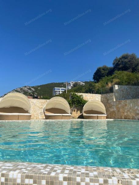 Moderan studio apartman pored mora u kompleksu sa bazenom i privatnom plažom u Dobroj Vodi