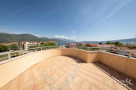 Prostran dvosoban stan s pogledom na more u Bijeloj, Herceg Novi