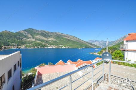 Porodična trospratna kuća sa garažom i pogledom na zaliv u Lepetanima, Tivat