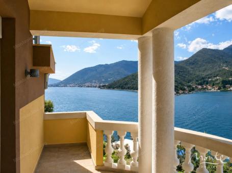 Tri apartmana s bazenom i pogledom na more u Lepetanima (Opatovo), Tivat