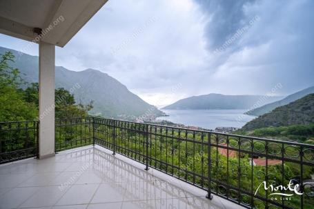Kuća u Risnu s panoramskim pogledom na zaljev