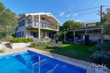 Ugodna vila s bazenom i prostranom terasom u Kavcu, Tivat