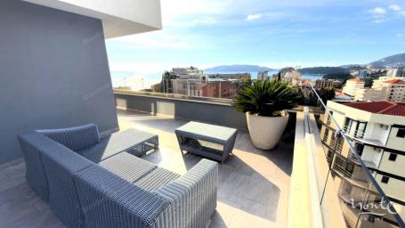 Luksuzni penthouse sa velikom krovnom terasom, garažnim prostorom i ostavom u Bečićima, Budva