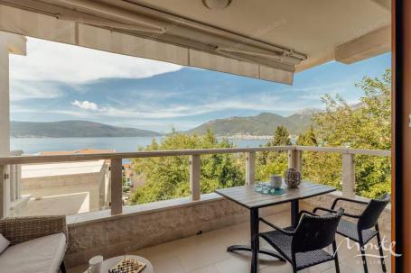 Luksuzni dvosobni apartman s panoramskim pogledom na zaljev i Porto Montenegro