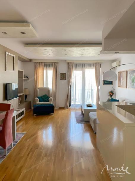 Prostran apartman sa 3 spavaće sobe, tri terase i pogledom na more u Bečićima