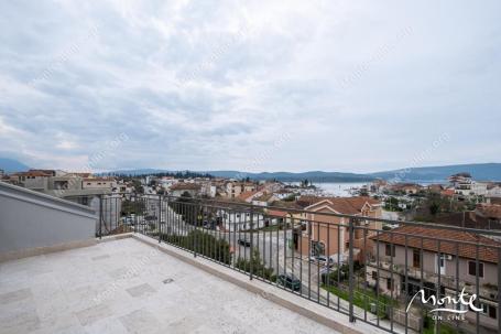 Ekskluzivna rezidencija na dva nivoa sa panoramskim terasama u centru Tivta