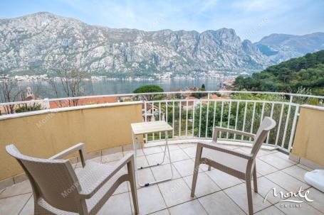 Prostran dvosoban stan s pogledom na more i bazenom u Prčnju, Kotor