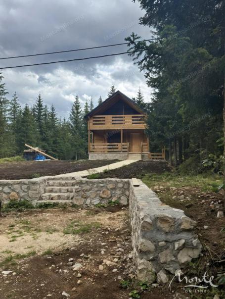 Ugodna dvospratna kuća u borovoj šumi, samo 3 km od centra Žabljaka
