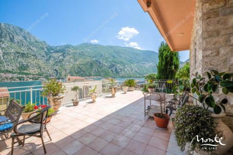 Prostrana kuća s panoramskim pogledom na zaljev i Stari grad Kotor