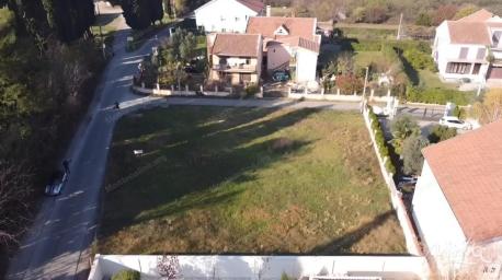 Plac za izgradnju dvije kuće u Tološima, Podgorica