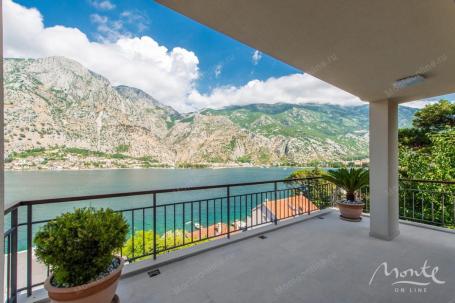 Prostran dvosoban stan sa pogledom na more, dvorištem i garažom u naselju Muo, Kotor