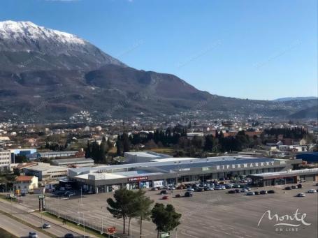 Udoban jednosoban stan s pogledom na more i planine u centru Bara