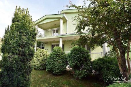 Moderno namještena kuća sa vrtom u mirnom dijelu Podgorice