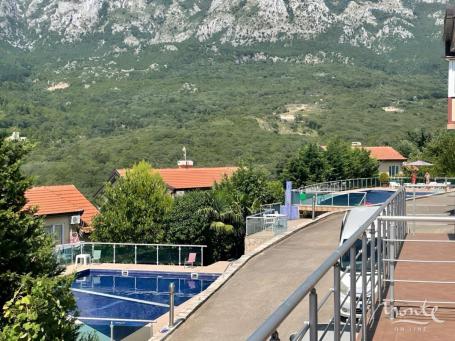 Ugodna trospratna kuća sa panoramskim pogledom na more i planine u predgrađu Bara