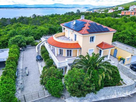 Luksuzna vila s bazenom, panoramskim pogledom na more i visokim potencijalom za iznajmljivanje